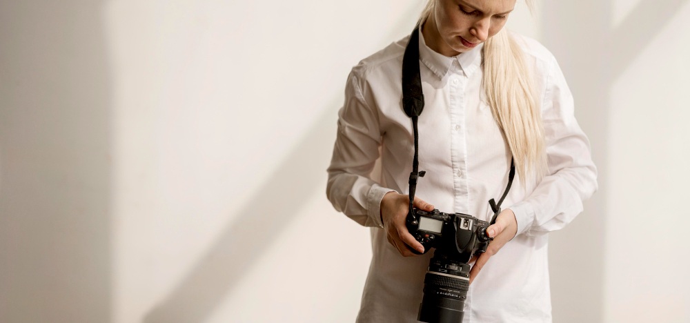 une femme photographe blonde