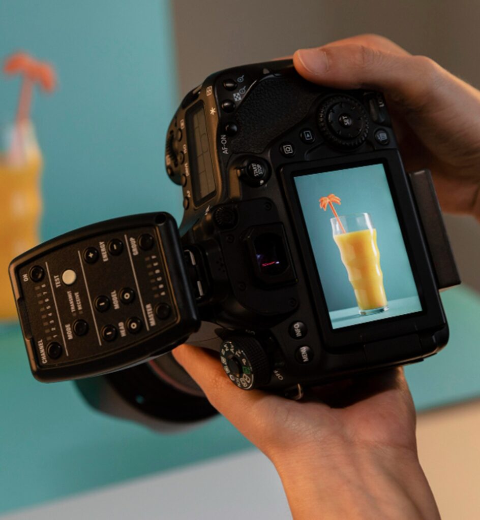 une personne avec un appareil photo entre les mains