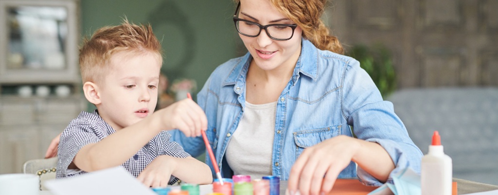 Une ATSEM avec un enfant