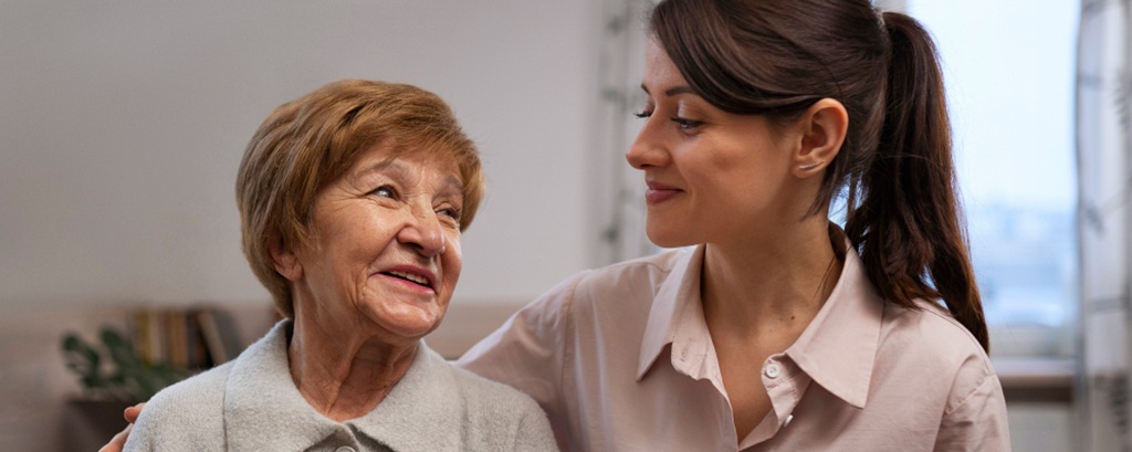une auxiliaire de vie souriante avec une dame agée