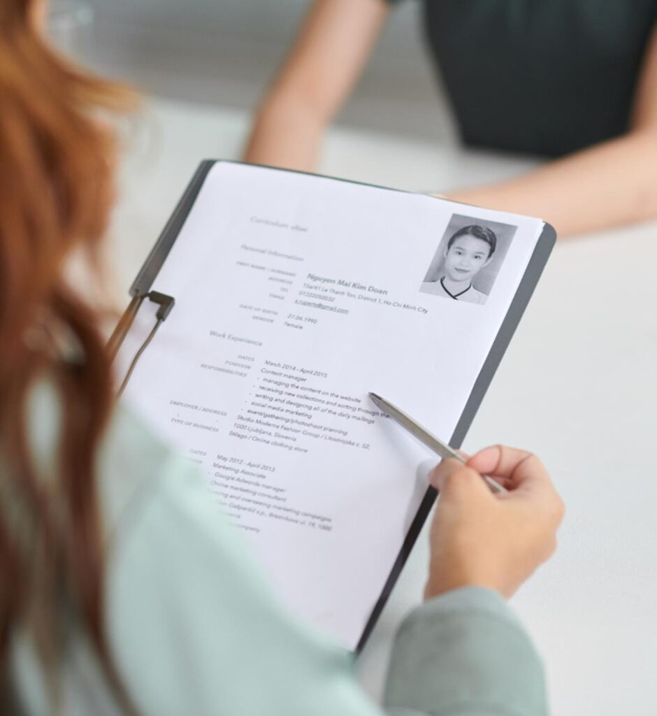 une personne lisant un CV