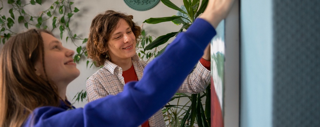 Un homme et une femme qui décore un mur