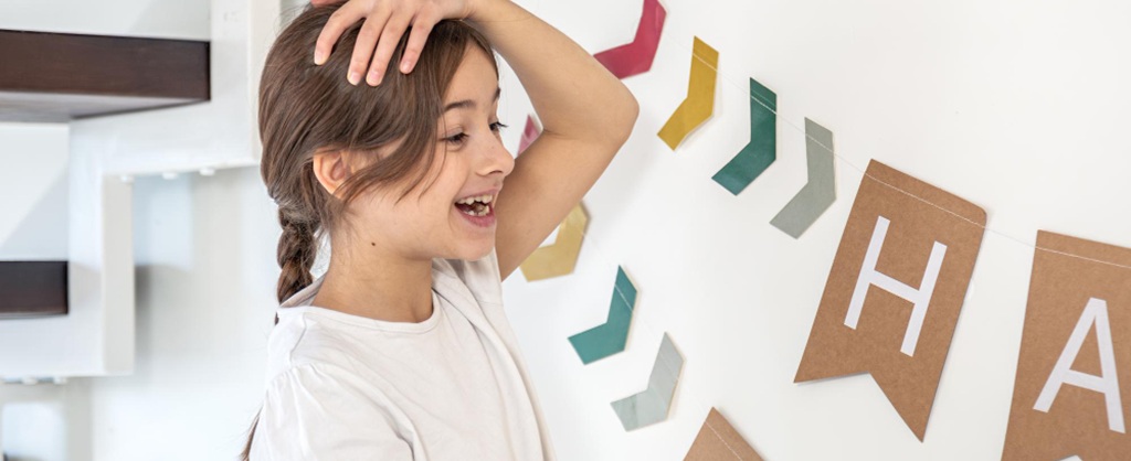 une jeune fille souriante