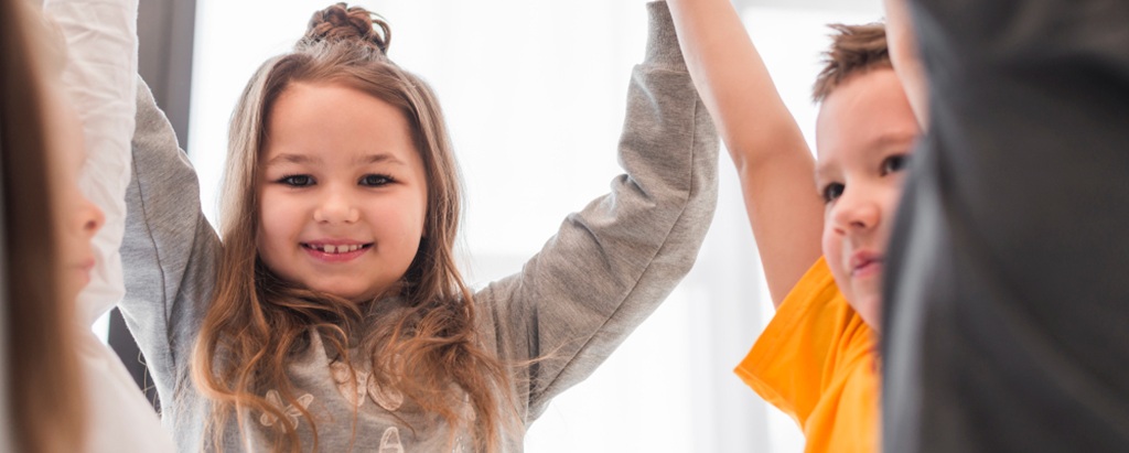 des jeunes filles souriantes