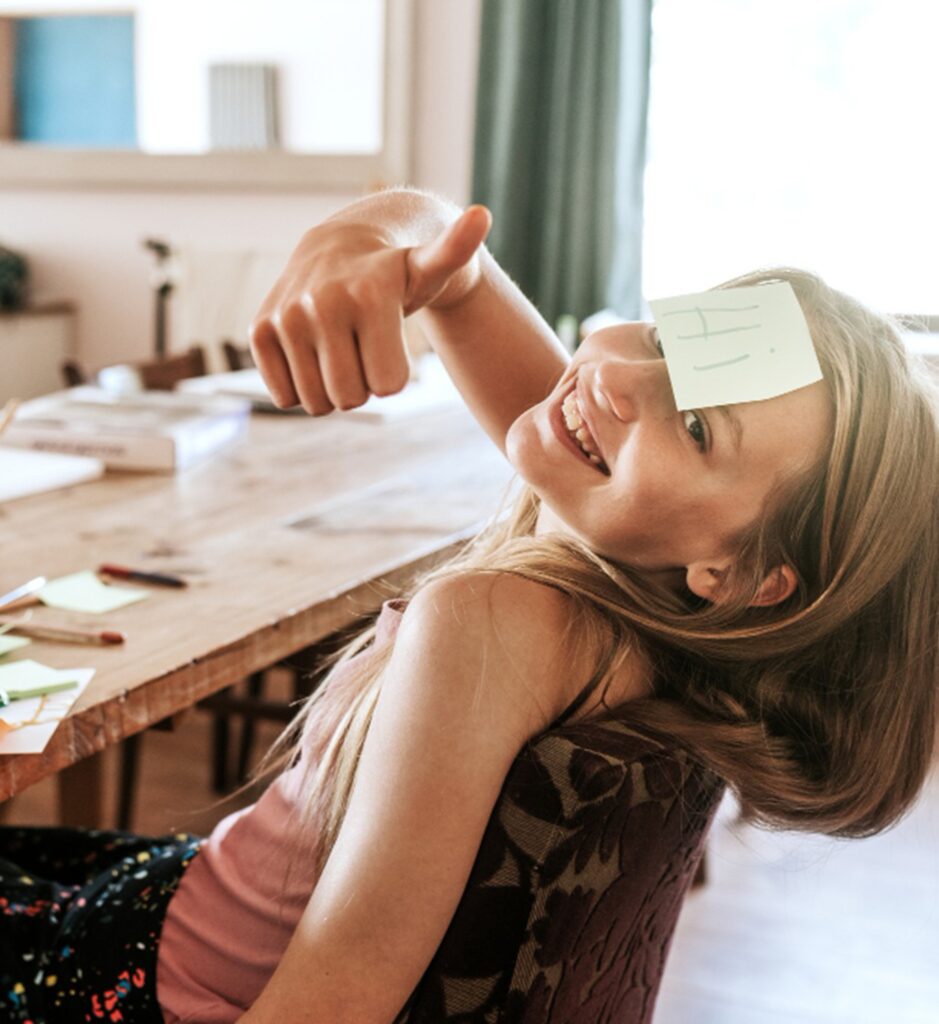 une jeune fille étudiant et souriante
