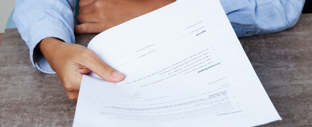 une personne tendant une lettre de motivation a quelqu'un