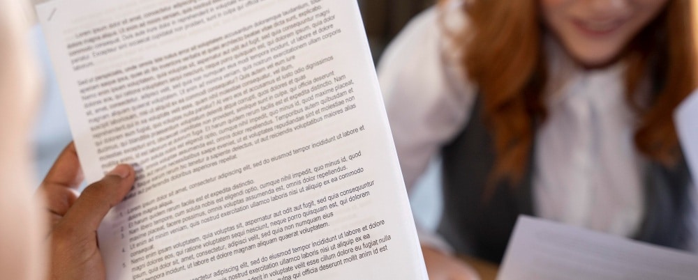 une personne montrant une lettre de motivation a quelqu'un