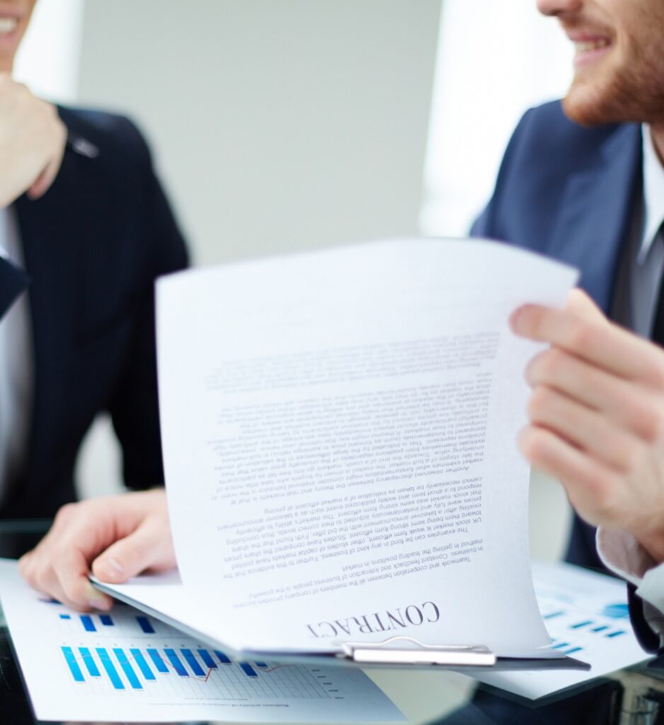 une personne tenant une lettre de motivation