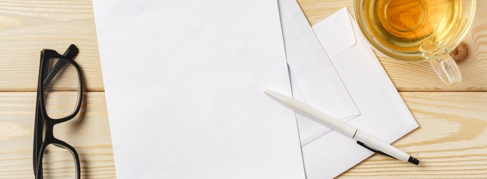 des lettres posées sur une table