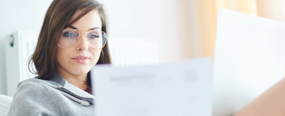une jeune femme relisant sa lettre de motivation