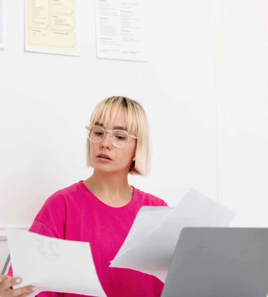 une femme tenant une lettre de motivation dans ses mains