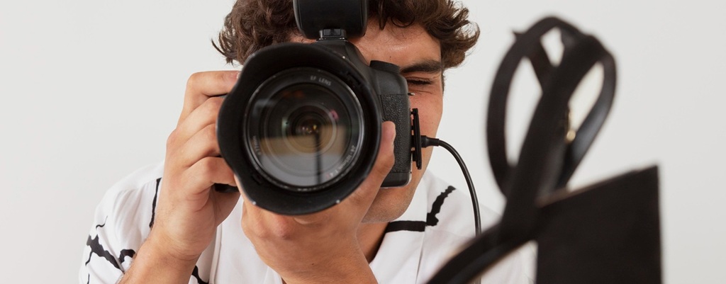 Un photographe qui regarde dans son objectif