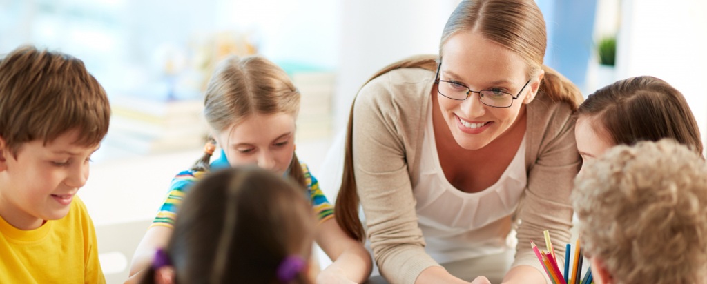 Une ATSEM avec des enfants