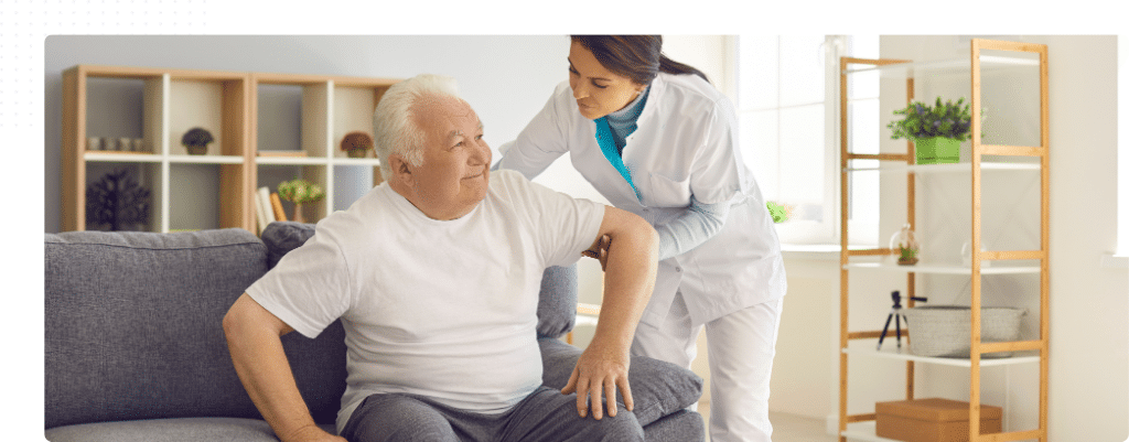Une photographe qui règle son appareil photo
