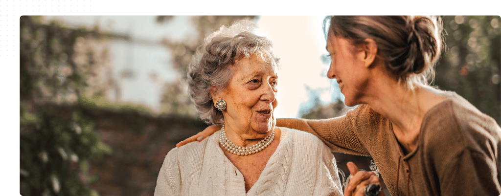 Un photographe qui regarde dans son objectif