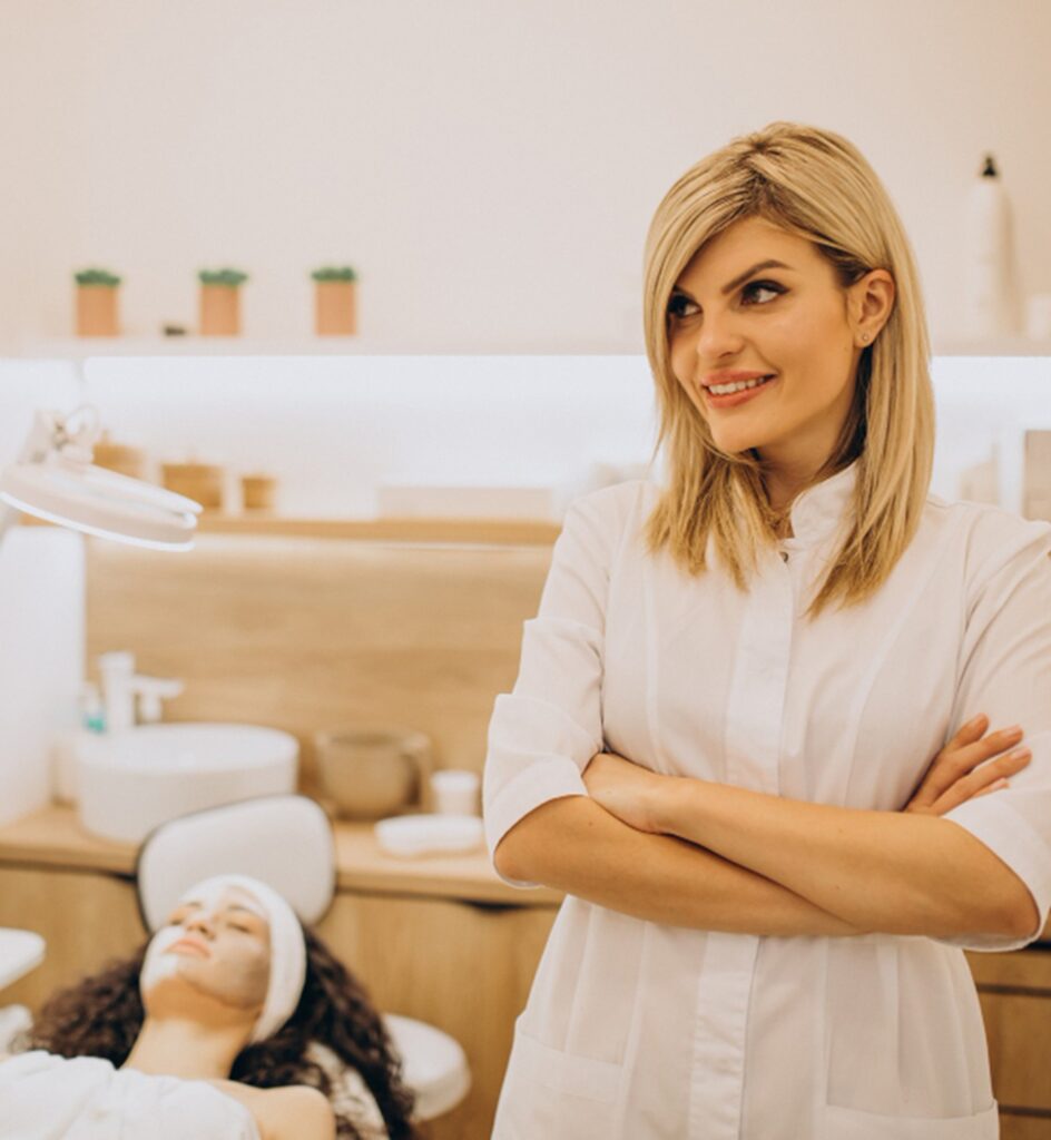 Une esthéticienne dans son salon