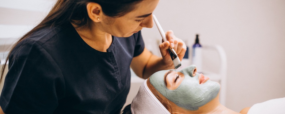 Une esthéticienne avec une cliente