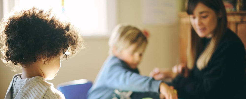 une femme avec des jeunes enfants