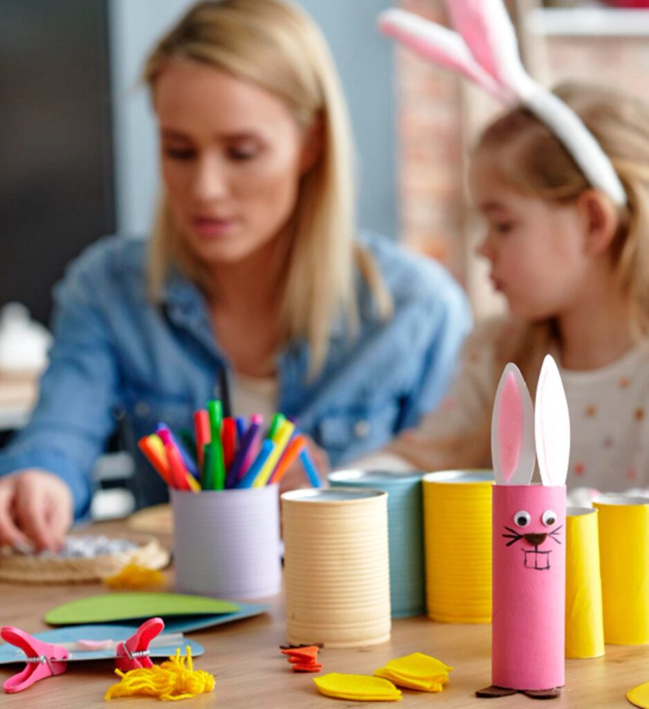 une femme travaillant dans la petite enfance