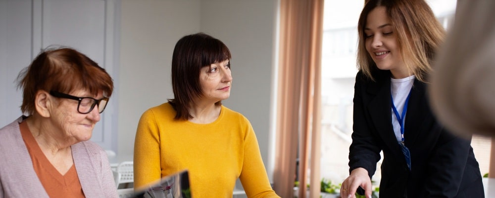 des personnes travaillant dans la fonction publique dans un bureau