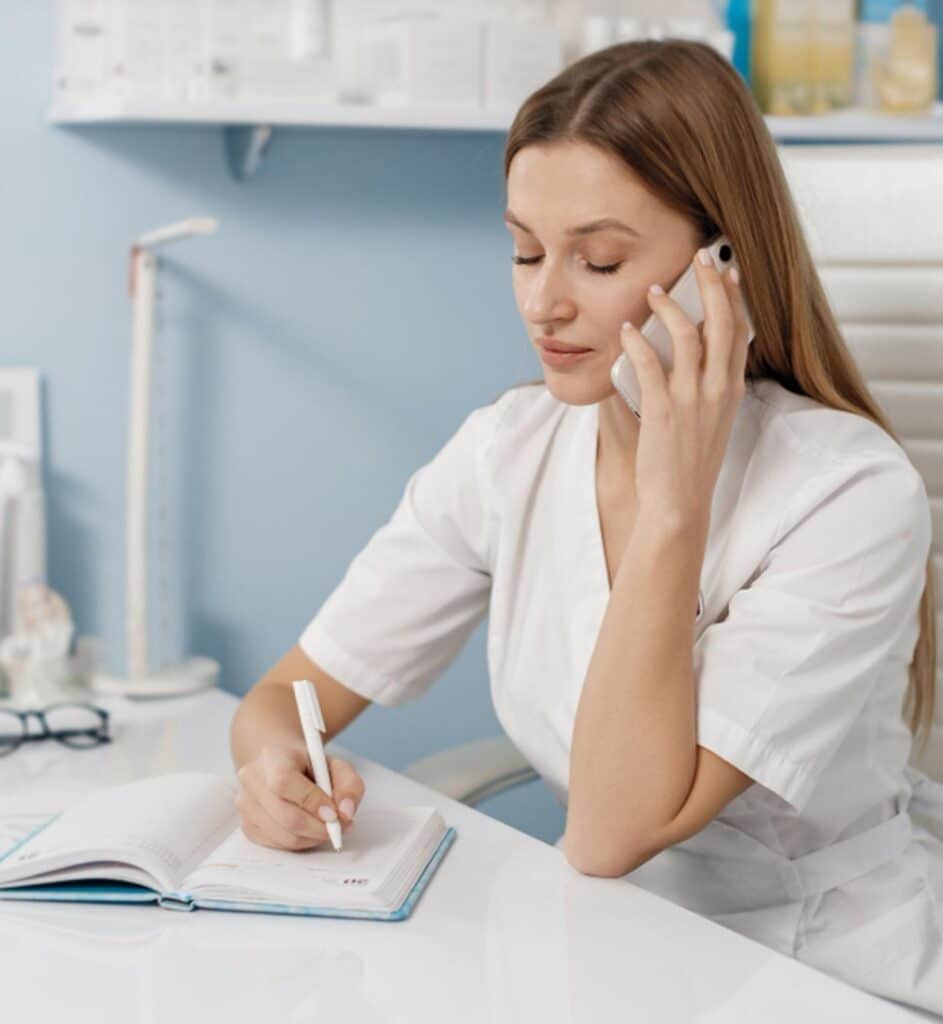 une secrétaire médicale au travail