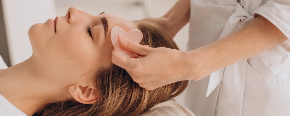 une femme recevant un soin esthétique dans un salon