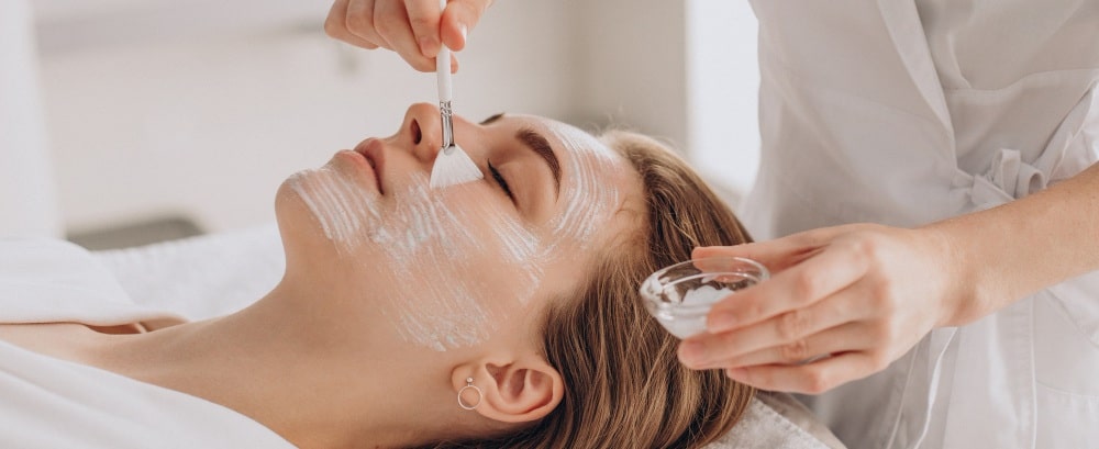 une femme recevant un soin esthétique