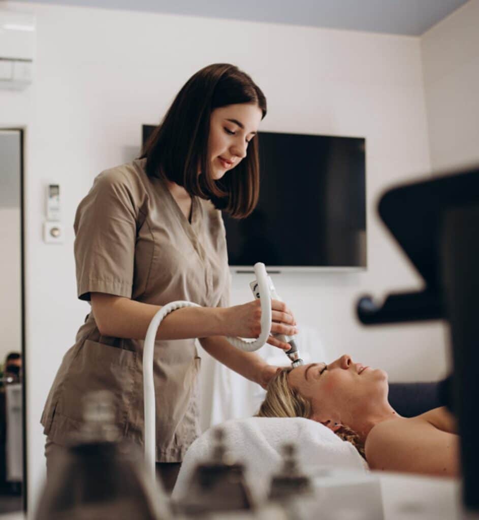 une femme travaillant dans l'esthétisme