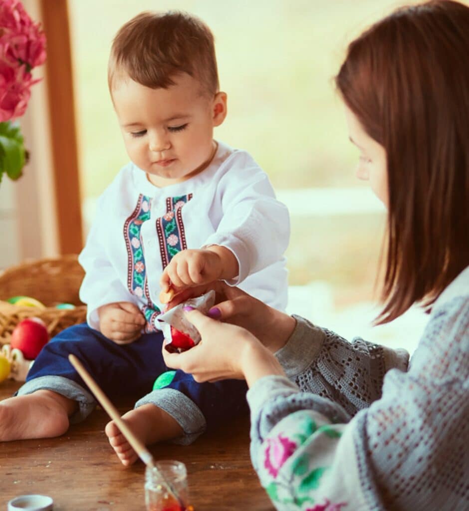une auxiliaire petite enfance en garde d'un jeune enfant