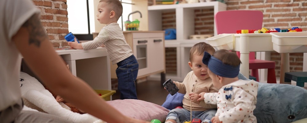 des enfants dans une creche
