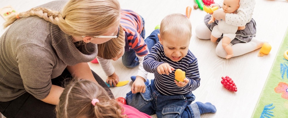 une professionnelle de l'enfance s'occupant d'enfants