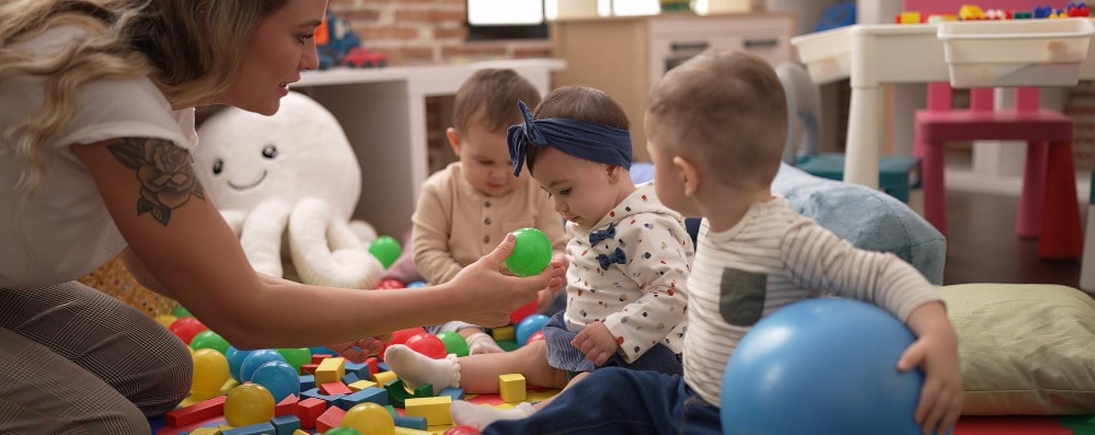 des professionnels de la petite enfance au travail