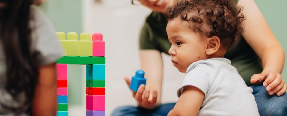 un jeune enfant jouant