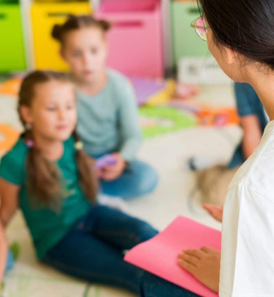 Une ATSEM en classe avec les élèves