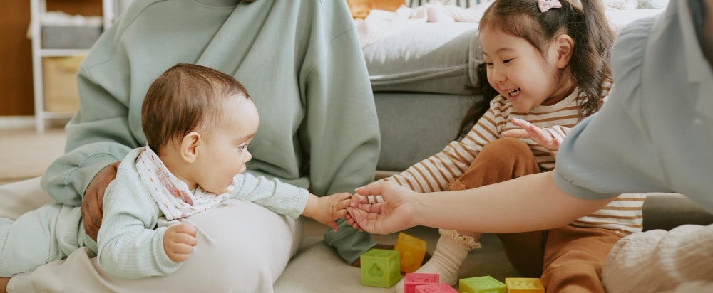 deux jeunes enfants jouant ensemble