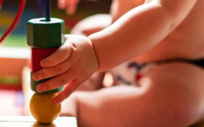 Motricité libre : définition, principes et bienfaits pour le développement de l’enfant