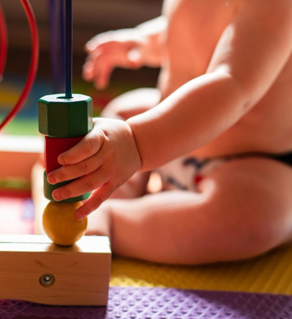 un bébé apprenant la motricité
