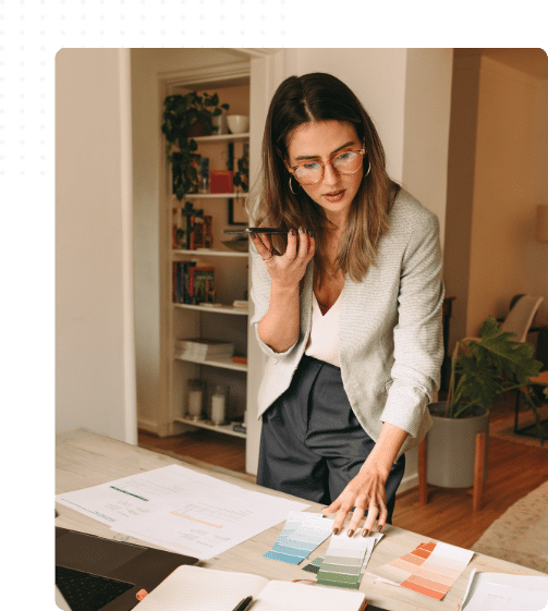 Décoratrice d’intérieur choisissant des nuanciers de couleurs pour un projet d’aménagement