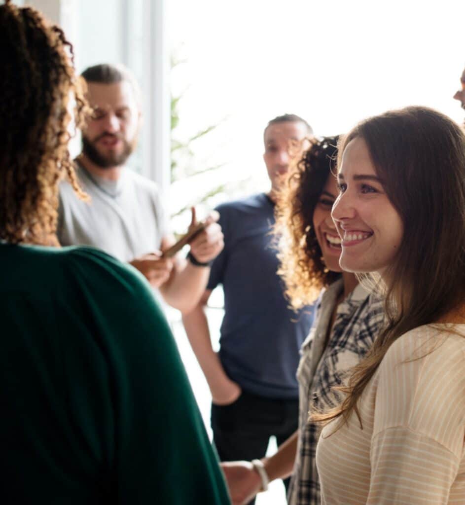 des personnes discutant ensemble de formation et reconversion