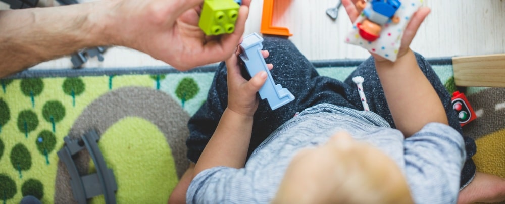 un bébé jouant assis
