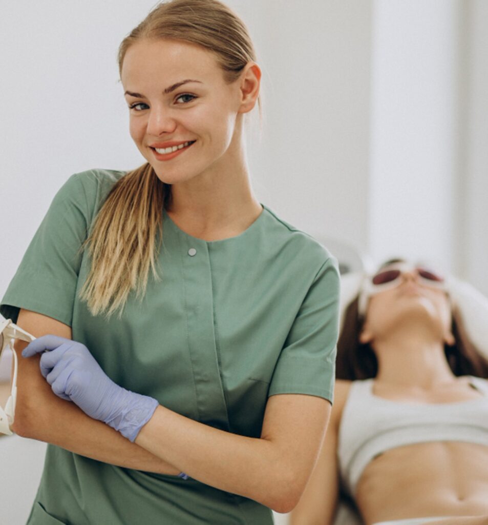 une jeune esthéticienne souriante