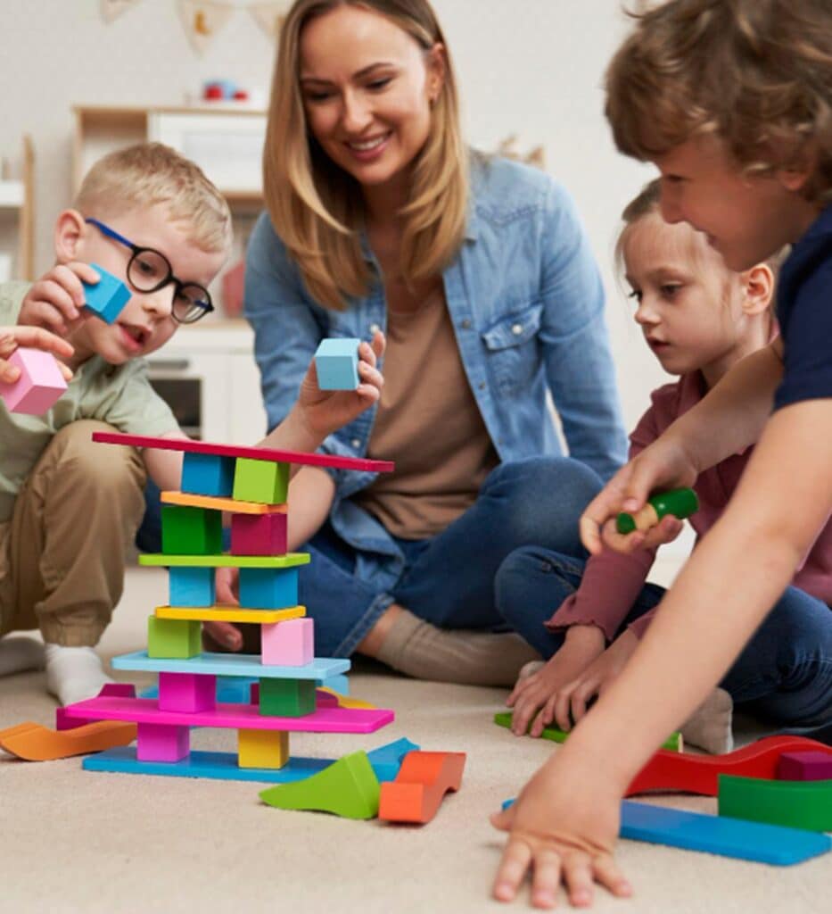 une femme s'occupant d'enfants