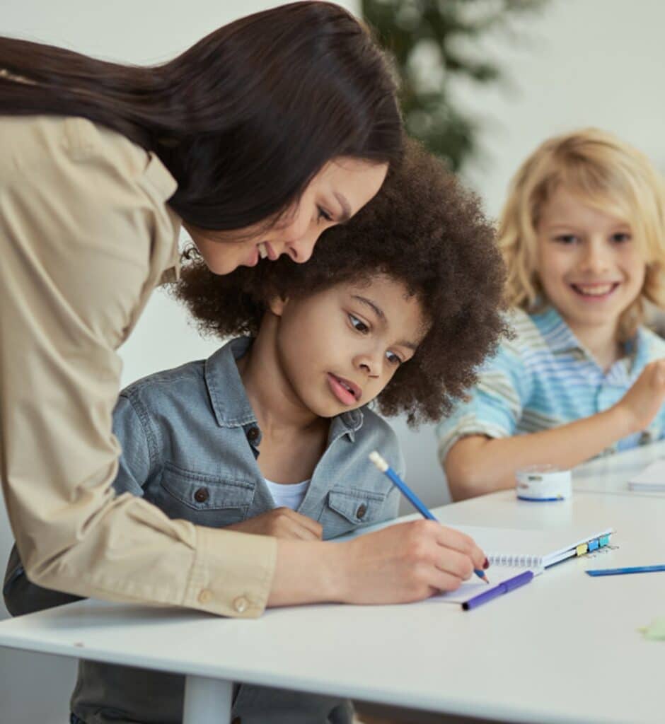 Une ATSEM avec des enfants