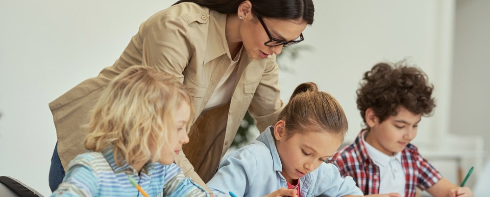 une ATSEM avec des enfants