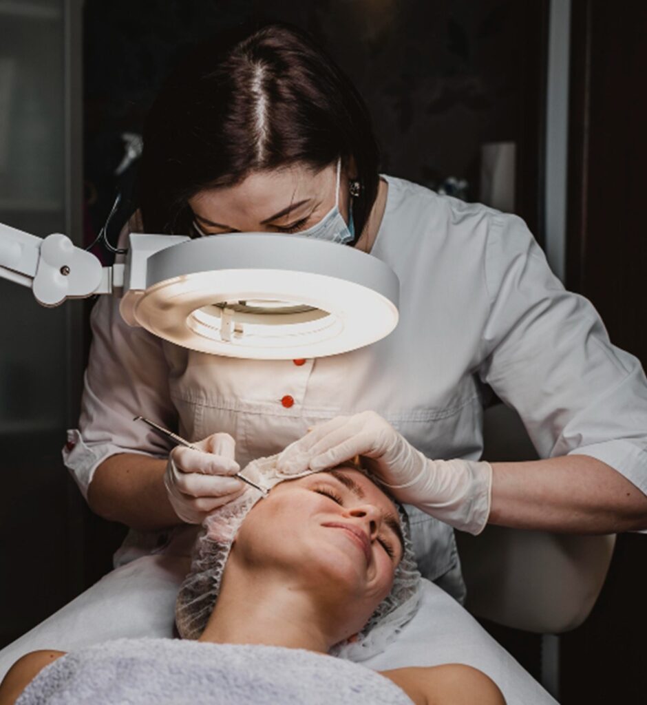 une esthéticienne en plein travail
