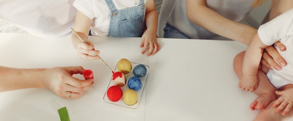 des enfants faisant de la peinture