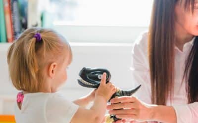 ATSEM ou auxiliaire de puériculture : différences, salaires et formations