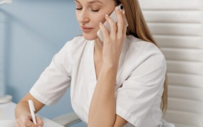 Secrétaire médicale ou assistante médicale : différences, salaires et formations