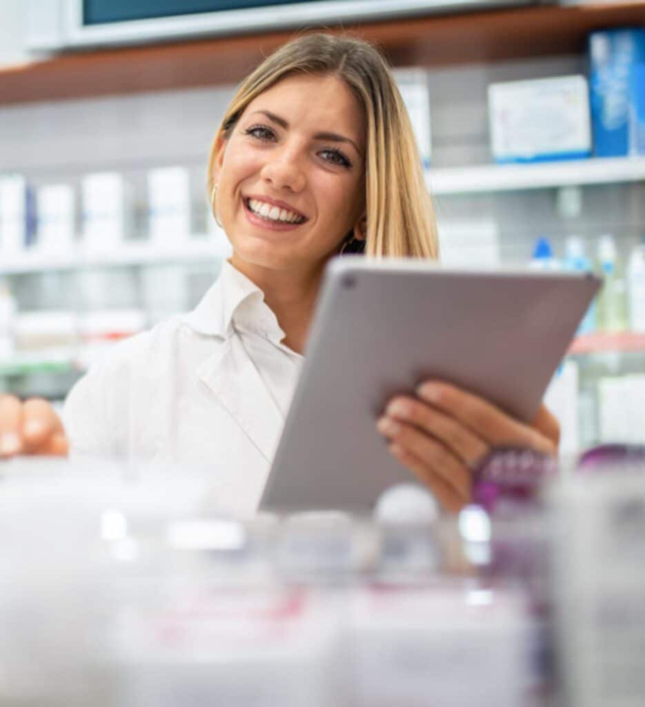 une secrétaire pharmaceutique souriante
