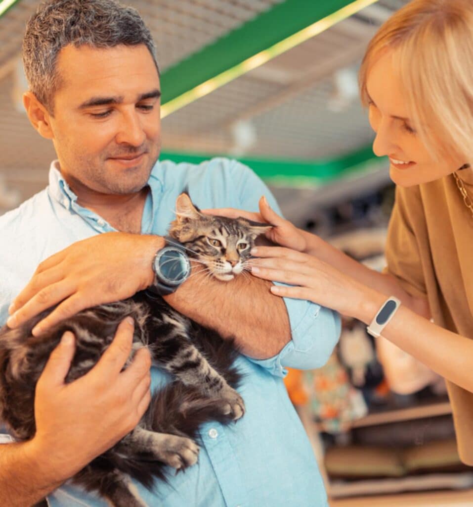 un conseiller en animalerie et un client discutant